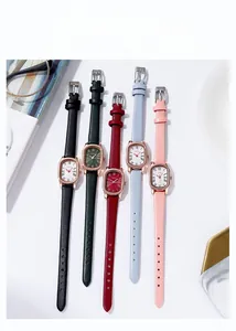Dettaglio di orologi al quarzo vintage con cinturini sottili in pelle in vari colori