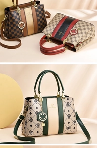 Vue détaillée de grands sacs à main tendance avec des pendentifs smiley et divers motifs