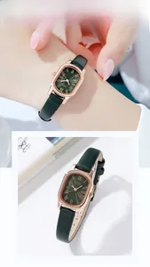 Dettaglio dell'orologio GEDI vintage con quadrante rettangolare verde e cassa in oro rosa