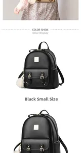 Détail du petit sac à dos en cuir PU noir avec plaque logo dorée et pompon en fourrure blanc