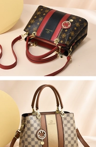 Détails de sacs fourre-tout bicolores avec motifs monogrammes et accents de logo en métal