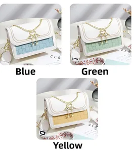 Détails des sacs bandoulière en bleu, vert et jaune avec une texture tissée
