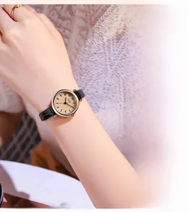 Primo piano di un orologio vintage in oro rosa con quadrante champagne e cinturino in pelle