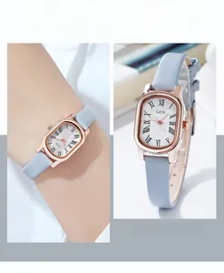Dettaglio dell'orologio al quarzo ovale con cinturino in pelle celeste e numeri romani