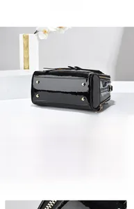 Vue détaillée du sac cabas noir motif croco montrant les clous et la ferrure