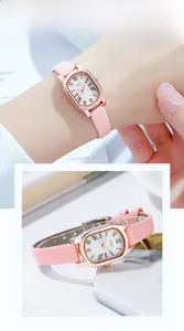 Dettaglio orologio al quarzo ovale oro rosa con cinturino in pelle rosa e numeri romani
