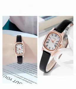 Dettaglio dell'orologio ovale vintage GEDI con cinturino in pelle nera e numeri romani