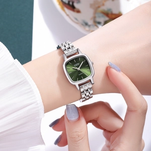 Montre à quartz carrée pour femme avec bracelet en acier argenté et cadran vert soleil