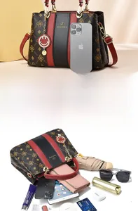 Détail de l'intérieur du sac montrant la capacité pour tablette et accessoires