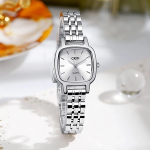 Élégante montre à quartz carrée argentée avec bracelet en métal minimaliste en acier