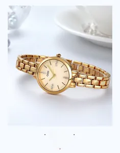 Dettaglio dell'orologio a bracciale GEDI dorato con indici in strass e metallo lucido