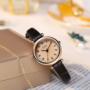 Orologio elegante al quarzo da donna con cassa tonda dorata, cinturino in pelle nera e trama