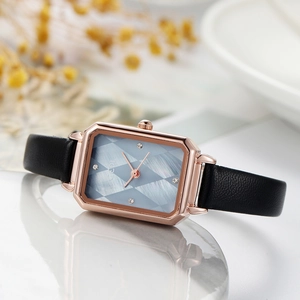 Elegante orologio da donna rettangolare in oro rosa con cinturino in pelle nera e quadrante strutturato