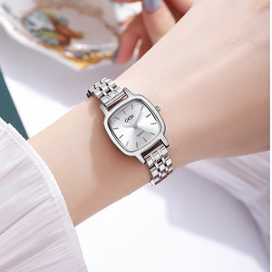 Montre à quartz carrée argentée élégante avec bracelet en acier porté au poignet