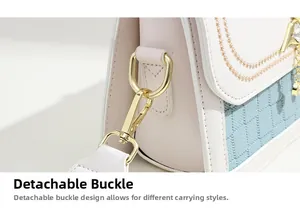 Détail du fermoir en métal doré sur un sac à main matelassé avec broderies florales