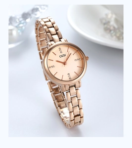 Dettaglio orologio a bracciale oro rosa con indici in strass e accenti di perle