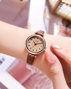 Dettaglio dell'orologio GEDI da donna con quadrante champagne e cinturino in pelle