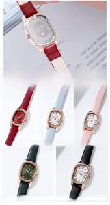 Dettaglio dell'orologio GEDI con retro in acciaio inossidabile e cinturini in pelle