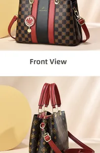 Détail du sac cabas bicolore avec motifs monogrammes et pendentif sourire
