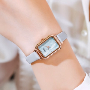 Orologio rettangolare oro rosa con quadrante strutturato blu chiaro e cinturino