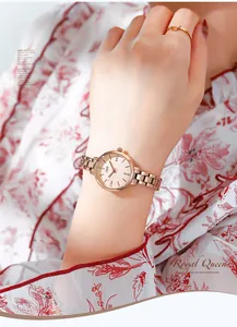 Dettaglio dell'orologio a bracciale in oro rosa con indici in strass su quadrante champagne