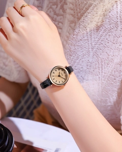 Dettaglio orologio GEDI donna con quadrante beige a rilievo e cinturino in pelle nera