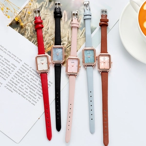 Cinque eleganti orologi da donna con quadrante quadrato e cinturini in pelle colorati