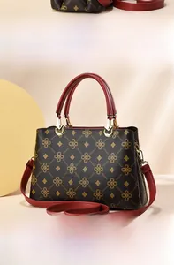 Détails de profil et de dos du grand sac à main cabas avec motif monogramme marron