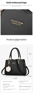 Dettaglio della borsa a mano in pelle PU nera con misure 27,5x12,5x19cm e ciondolo pom