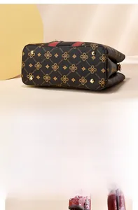 Détails de la base du sac à main avec clous dorés et motif vintage en similicuir