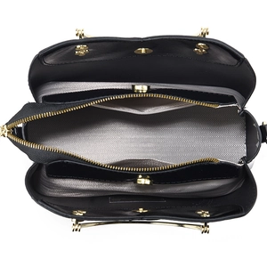 Vue de dessus d'un sac à main noir motif crocodile montrant l'intérieur spacieux et doré