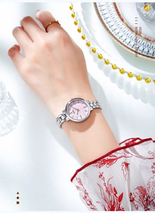 Dettaglio di un orologio da donna in acciaio argentato con quadrante in madreperla rosa