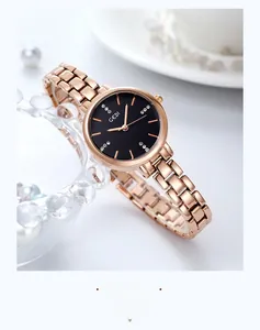 Dettaglio dell'orologio GEDI in oro rosa con quadrante nero e indici in cristallo