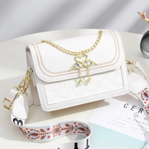 Sac bandoulière blanc avec texture damier, boucle cygne perle et sangle fleurie
