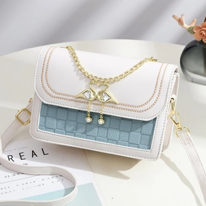 Petit sac à bandoulière à carreaux bleus et blancs avec pendentif cœur élégant