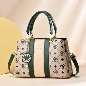 Sac à main patchwork vert forêt et beige avec imprimé vintage et bandoulière