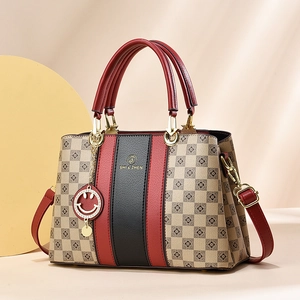 Sac à main tricolore pour femme avec motif à carreaux rouge et noir et bijou de sac