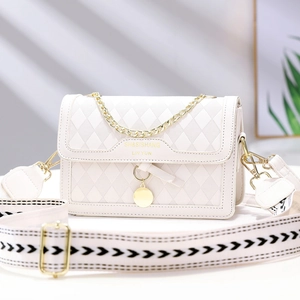 Sac à bandoulière matelassé blanc avec double sangle et chaîne dorée élégante