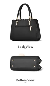 Dettagli del retro e della base della borsa in pelle nera con piedini dorati e zip