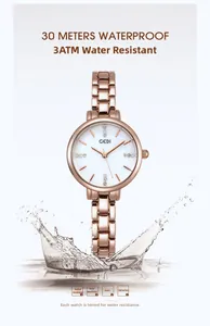 Dettaglio dell'orologio a bracciale in oro rosa con effetto spruzzi d'acqua 3ATM