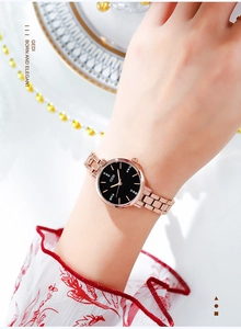 Primo piano dell'orologio GEDI in oro rosa con quadrante nero e strass al polso