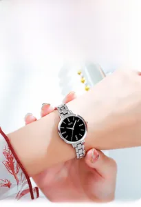 Dettaglio di un orologio con bracciale in argento e quadrante nero con indici in cristallo