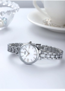 Primo piano dell'orologio da donna in argento con quadrante bianco e indici di diamanti