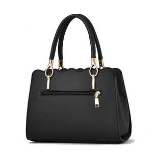 Borsa a mano nera da donna con bordo ondulato e dettagli in metallo dorato lucido