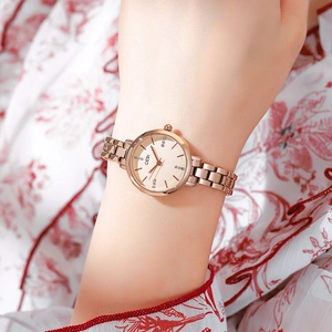 Orologio da donna in oro rosa con cinturino a catena e quadrante con cristalli