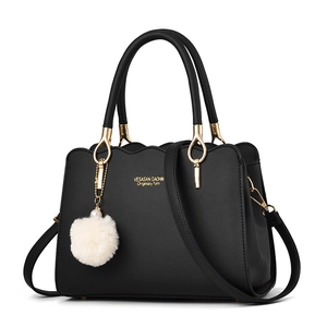 Borsa a mano nera da donna in ecopelle con tracolla e ciondolo a pompon bianco