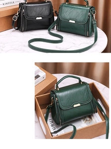 Détails de sacs carrés en cuir texturé avec boucle en métal et surpiqûres contrastées