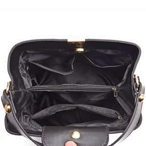 Vue de dessus du sac seau noir avec compartiments internes et doublure en satin