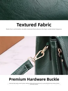 Détail de la texture cuir vert foncé et boucle en métal doré sur le sac à bandoulière