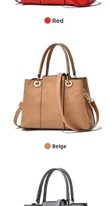 Detailansicht roter und khakifarbener Handtaschen mit geometrischer Prägung und Metallring